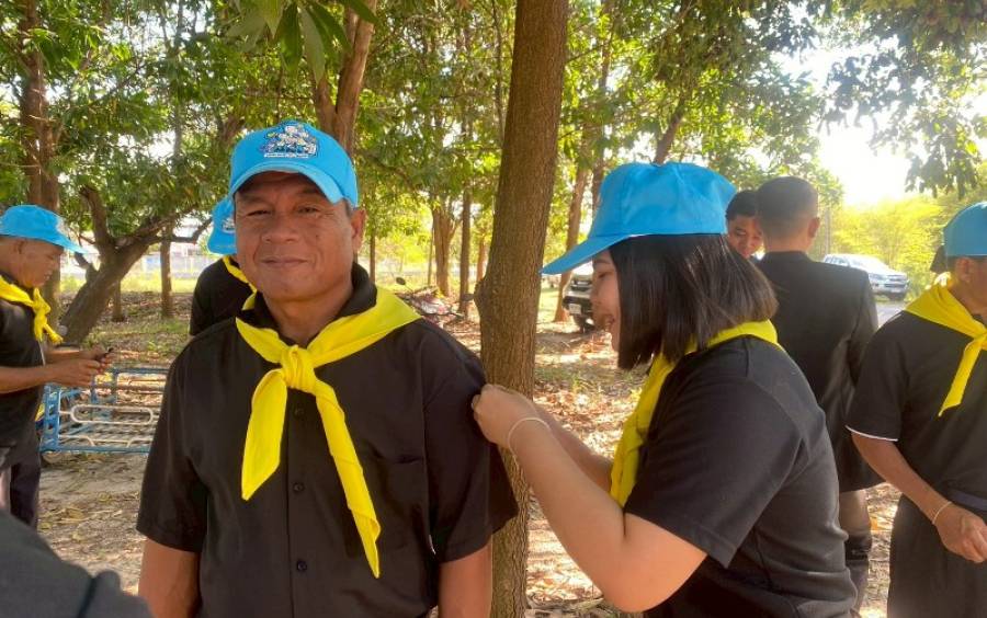 การแบ่งปันริบบิ้นเข็มกลัดติดเสื้อไว้อาลัยแด่สมเด็จพระนางเจ้าสิริกิติ์ พระบรมราชินีนาถ พระบรมราชชนนีพันปีหลวง